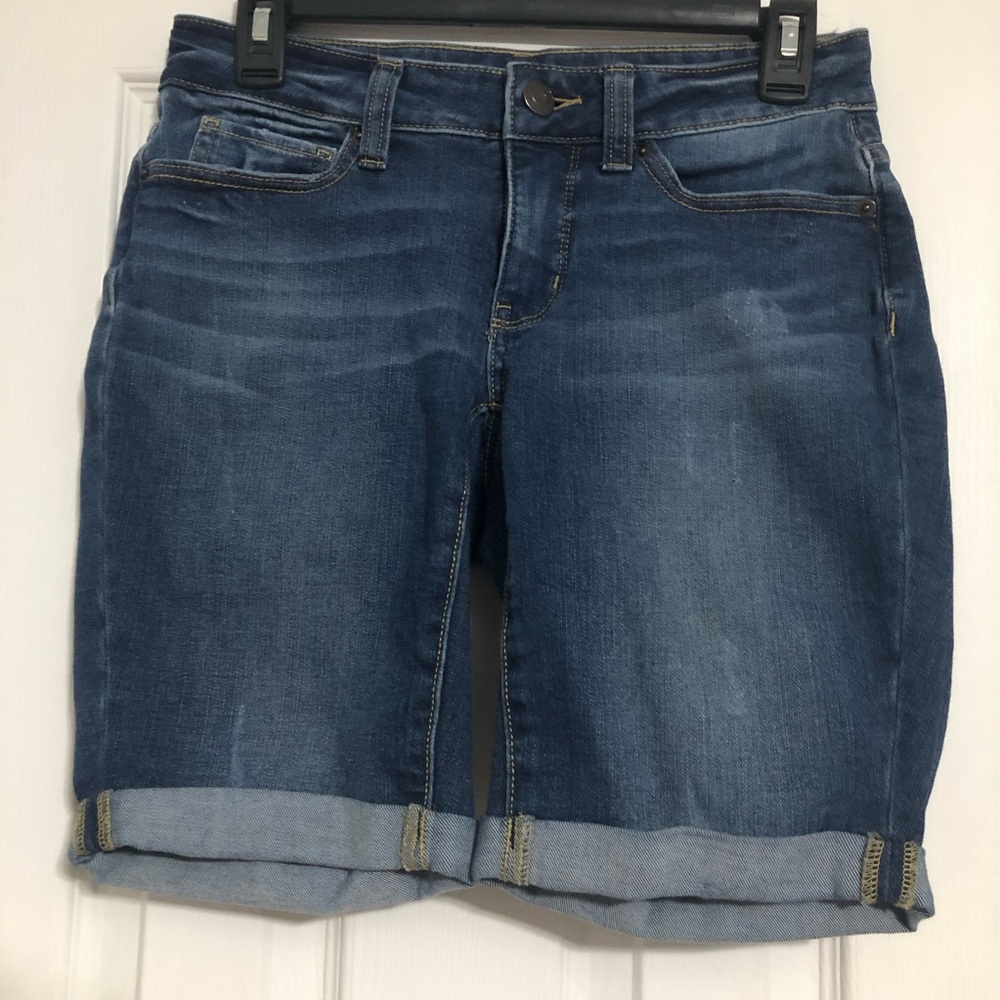 Time and Tru Bermuda women’s size 4 jean‎ shorts mid rise medium wash